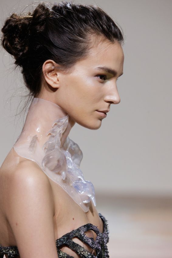 A necklace integrating pieces created with Materialise's Mammoth Stereolithography © Iris van Herpen X Michel Zoeter