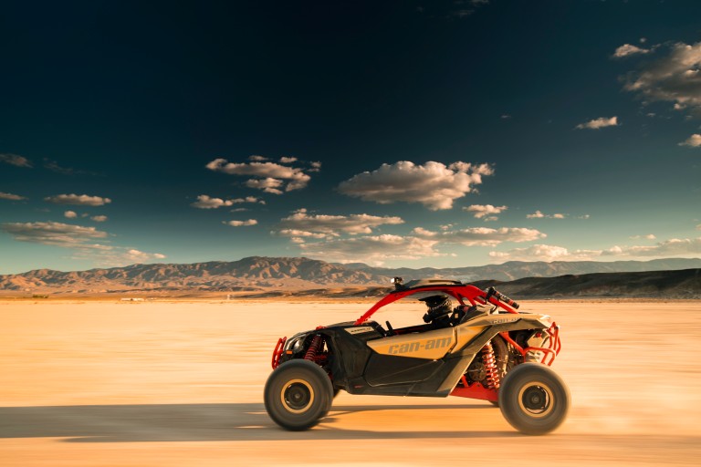 maverick_x3_xrs_turbo_r_gold__can-am_red_-_desert_7