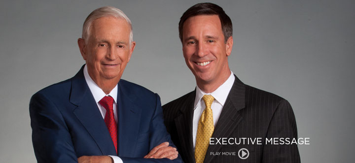 Photo of JW Marriott, Jr. and Arne Sorenson play movie of Executive Message